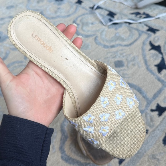 Larroudé Brigitte Mule in Raw Linen with embroidered daisy embellishments - Picture 5 of 7